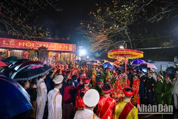 [Ảnh] Hàng nghìn du khách đội mưa, trắng đêm dự lễ khai ấn đền Trần 