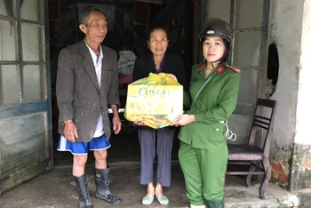 Thượng úy Phan Thị Thủy trao quà cho người dân xã Thạch Hội trong đợt lũ lịch sử năm 2020. (Ảnh: Nhân vật cung cấp)