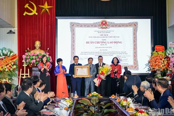 Thay mặt lãnh đạo Đảng, Nhà nước, đồng chí Trương Thị Mai, Ủy viên Bộ Chính trị, Thường trực Ban Bí thư Trung ương Đảng, Trưởng Ban Tổ chức Trung ương đã trao tặng Huân chương Lao động hạng Ba cho Ban Nhân Dân cuối tuần (Báo Nhân Dân).