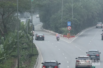 [Ảnh] Hàng loạt xe máy ngang nhiên đi vào Đại lộ Thăng Long
