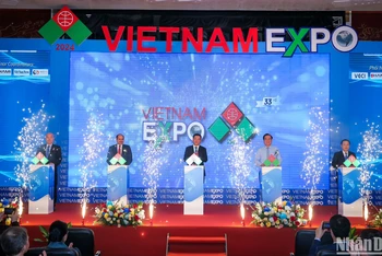 Các đại biểu ấn nút khai mạc sự kiện hội chợ thương mại quốc tế Việt Nam lần thứ 23.