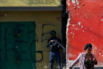 Cảnh sát gác tại thủ đô Port-au-Prince, Haiti, ngày 21/3/2024. (Ảnh: AFP/TTXVN)