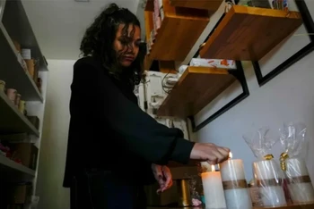 Người dân ở thành phố Quito, Ecuador, thắp nến chuẩn bị cho tình trạng mất điện ngày 16-4. Ảnh: Al Jazeera.