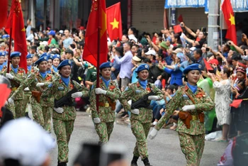 [Ảnh] Diễu binh, diễu hành hào hùng trên các tuyến phố Điện Biên Phủ