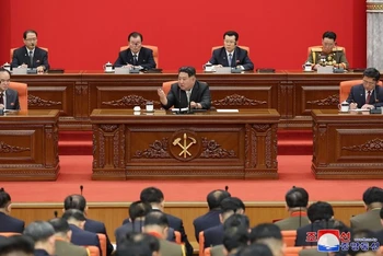 Nhà lãnh đạo Triều Tiên Kim Jong-un (giữa) phát biểu chỉ đạo tại Hội nghị lần thứ 9 Ban Chấp hành Trung ương đảng Lao động Triều Tiên Khóa VIII, ngày 28/12/2023. (Ảnh: KCNA/TTXVN)