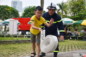 Trẻ em tham gia khóa đào tạo kỹ năng Phòng cháy chữa cháy. (Ảnh: NHẬT QUANG)