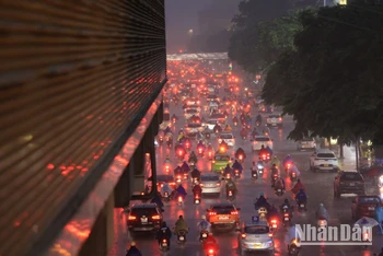 Mưa lớn cục bộ vào giờ tan tầm khiến giao thông tại Hà Nội ùn tắc nhẹ.