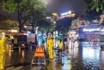 Ứng trực tại điểm ngập trên phố Đinh Tiên Hoàng, Hà Nội. 