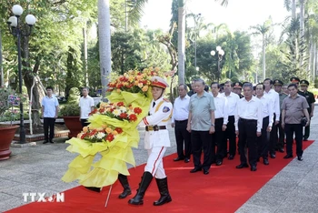 Chủ tịch nước Tô Lâm cùng đoàn công tác dâng hoa tưởng nhớ Chủ tịch Hồ Chí Minh. Ảnh: Nhan Sáng/TTXVN