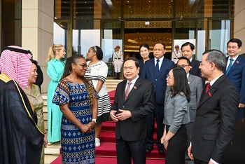 Chủ tịch Quốc hội Trần Thanh Mẫn với các đại biểu tại cuộc tiếp. (Ảnh: DUY LINH) 