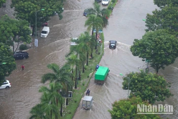 [Ảnh] Nhiều tuyến phố, khu dân cư ở Hà Nội ngập sâu do mưa kéo dài