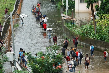 Một con phố ngập nước sau những trận mưa lớn ở Mumbai, Ấn Độ ngày 8/7/2024. (Ảnh: Reuters)