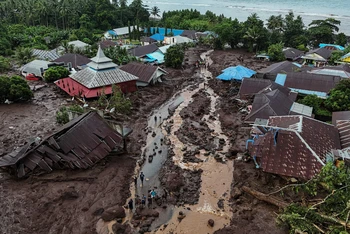 Góc nhìn từ máy bay không người lái cho thấy những ngôi nhà bị hư hại sau trận lũ quét ở làng Rua, Ternate, tỉnh Bắc Maluku, Indonesia. (Ảnh: Reuters)