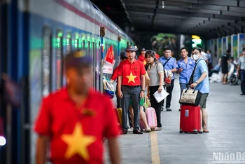 Những đoàn tàu “đặc biệt” lan tỏa màu cờ Tổ quốc