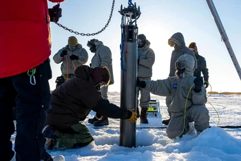 Các nhà khoa học của NASA tiến hành đưa IceNode phiên bản đầu tiên vào thực nghiệm tại vùng biển Beaufort phía bắc Alaska vào tháng 3/2024 (Ảnh: Reuters)