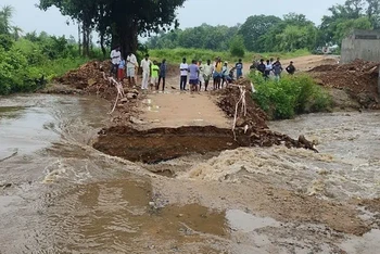 Một con đường tại bang Telangana bị lũ chia cắt. (Ảnh: Telangana Today)