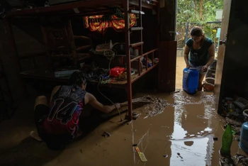 Bão Yagi khiến nhiều nhà dân tại tỉnh Rizal, Philippines bị ngập sâu. (Ảnh: Reuters)