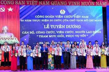 Các đồng chí Nguyễn Hải Ninh, Ủy viên Trung ương Đảng, Bộ trưởng Tư pháp và Ngọ Duy Hiểu, Phó Bí thư Đảng đoàn, Phó Chủ tịch Tổng Liên đoàn Lao động Việt Nam, Chủ tịch Công đoàn Viên chức Việt Nam chụp ảnh cùng các đại biểu xuất sắc trong phong trào thi đua "Tham mưu giỏi, phục vụ tốt".