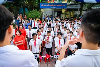 [Video] Xúc động lễ chào cờ, hát Quốc ca... bằng tay ở Hà Nội 