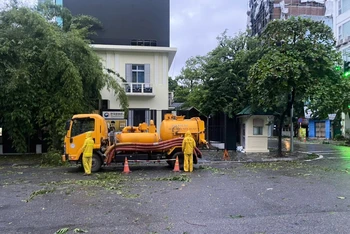 Công nhân thoát nước Hà Nội làm nhiệm vụ tại khu vực đường Bà Triệu sáng sớm 8/9.