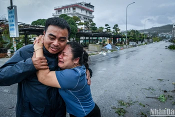 Khi gặp lại chồng, bà Mùi đã bật khóc. Thuyền trưởng Lê Văn Tiến đoàn tụ gia đình một cách thần kỳ sau đúng 12 giờ bị sóng đẩy ngược ra biển. (Ảnh: Thành Đạt)