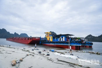 Một tàu sà lan neo tại vùng biển Hạ Long (Quảng Ninh) sau cơn bão số 3.