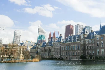 The Hague (Hà Lan) là thành phố đầu tiên trên thế giới đưa ra quy định cấm quảng cáo các sản phẩm, dịch vụ liên quan đến nhiên lượng hóa thạch có lượng khí thải cao. (Ảnh: Joris Van Ostaeyen/Alamy) 