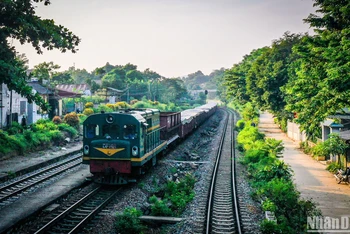 Chuyến tàu đầu tiên chạy từ Lào Cai về Hà Nội sau khi tuyến đường sắt huyết mạch được thông. Ảnh chụp chiều 15/9 tại ga Trái Hút, huyện Văn Yên, Yên Bái.