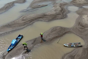 Sông Solimoes ở Manacapuru, bang Amazonas, Brazil cạn trơ đáy. (Ảnh: Reuters)