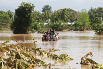 Người dân đi thuyền ở vùng ngập lụt tại Nay Pyi Taw, Myanmar. (Ảnh: Xinhua)