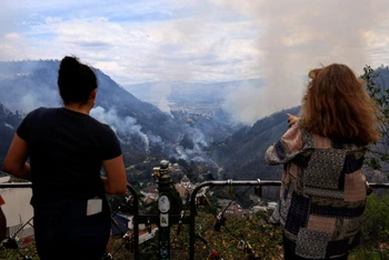 Người dân Thủ đô Quito của Ecuador bất lực nhìn các đám cháy lan nhanh. (Ảnh: Reuters)