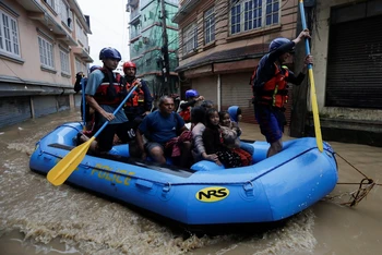 Lực lượng cứu hộ tại Kathmandu dùng thuyền hơi tiếp cận, giải cứu những người mắc kẹt. (Ảnh: Reuters)