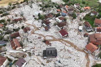 Một khu dân cư bị ngập lụt ở Donja Jablanica, Bosnia và Herzegovina ngày 4/10. (Ảnh: Reuters)