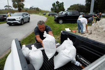 Người dân tại quận Pinellas, bang Florida (Mỹ) chuẩn bị các bao cát trước khi bão Milton đổ bộ. (Ảnh: Reuters)