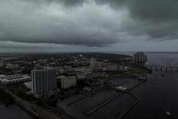 Bầu trời bang Florida (Mỹ) trước khi bão Milton đổ bộ. (Ảnh: Reuters)