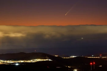 Sao chổi thế kỷ xuất hiện trên bầu trời đảo Gran Canaria, Tây Ban Nha. (Ảnh: Reuters)