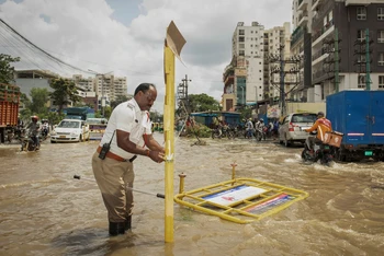 Đường phố tại bang Bengaluru (Ấn Độ) ngập lụt sau mưa lớn kéo dài. (Ảnh: Reuters)