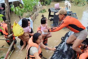 Người dân Philippines sơ tán khỏi các khu vực ngập lụt do bão Trà Mi gây ra. (Ảnh: Reuters)