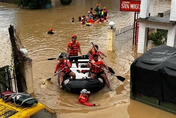 Cứu hộ, cứu nạn người dân trong bão Trami tại Philippines. (Ảnh: Reuters)