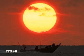 Mặt trời đỏ rực buổi bình minh tại Kuantan, bang Pahang, Malaysia, ngày 4/4/2024. (Ảnh: AFP/TTXVN)