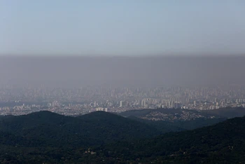 Các tòa nhà ở thành phố Sao Paulo (Brazil) chìm trong sương mù do ô nhiễm. (Ảnh: Reuters)