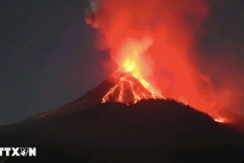 Núi lửa Lewotobi Laki-Laki ở Đông Flores, tỉnh Đông Nusa Tenggara, Indonesia, phun trào ngày 8/11/2024. (Ảnh: THX/TTXVN)