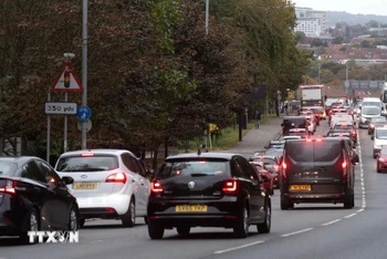 Các phương tiện di chuyển trên đường phố tại London, Anh. (Ảnh: THX/TTXVN)