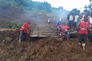 Ngày 29/11, Văn phòng Thủ tướng Uganda cho biết, 15 người đã thiệt mạng và ít nhất 100 người khác mất tích sau trận lở đất nghiêm trọng tại một ngôi làng ở miền đông quốc gia này. (Ảnh: Reuters)