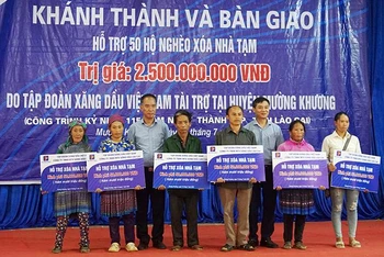 Tập đoàn Xăng dầu Việt Nam trao kinh phí hỗ trợ làm nhà cho các hộ nghèo.