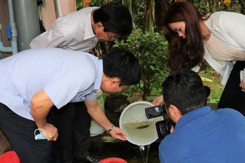 Lãnh đạo Trung tâm Kiểm soát bệnh tật Đồng Nai kiểm tra công tác phòng, chống dịch sốt xuất huyết tại huyện Tân Phú. 