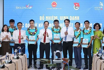 Đại diện Bộ Lao động, Thương binh và Xã hội, Trung ương Đoàn trao quyết định bổ nhiệm đối với 8 Đại sứ Kỹ năng nghề Việt Nam năm 2022.