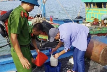 Lực lượng chức năng kiểm tra “dầu lậu” trên tàu cá. (Ảnh: CTV)