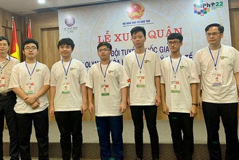 5 học sinh Việt Nam tham dự Olympic Vật lý quốc tế 2022 cùng các thầy giáo. (Nguồn: Bộ Giáo dục và Đào tạo)