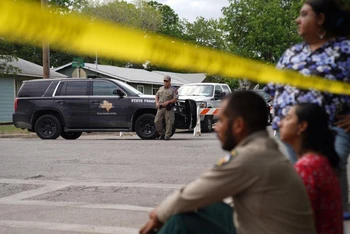 Cảnh sát phong tỏa để điều tra vụ xả súng đẫm máu tại Trường tiểu học Robb ở thị trấn Uvalde, bang Texas (Mỹ), ngày 24/5/2022. (Ảnh: AFP/TTXVN)
